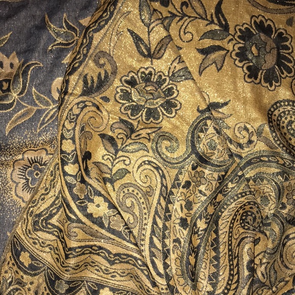 Woman’s Beautiful Paisley Pashmina - Picture 4 of 10